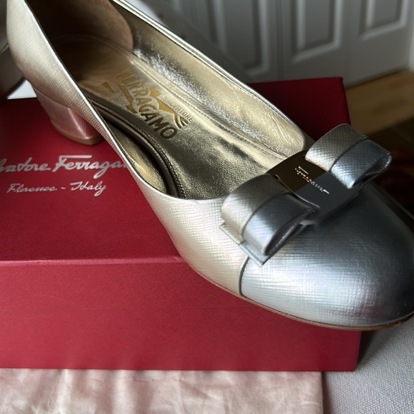 Ferragamo Vara bow pump in metallic platinum and gold leather looks like a dream - Picture 2 of 16